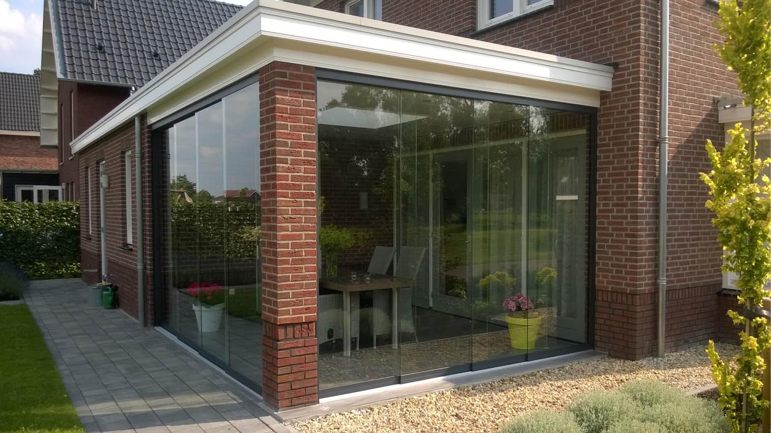 Véranda avec parois coulissantes en verre et Shading Panels Gumax® Véranda avec parois coulissantes en verre et Shading Panels Gumax®