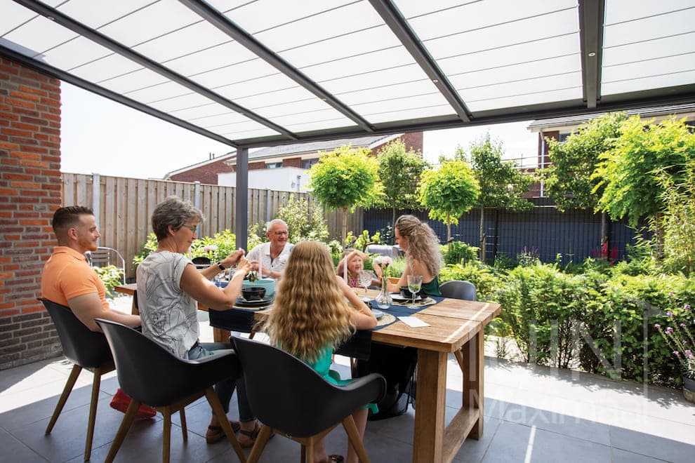 Des moments agréables en famille sous la véranda