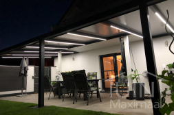 Lighting System Gumax® lumière blanche froide sous une véranda de couleur anthracite