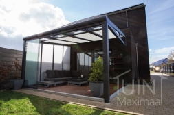 Protection solaire électrique Gumax en anthracite mat sous pergola