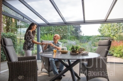 Véranda fixe attenante à la maison en anthracite mat avec portes et baies coulissantes Gumax et clavette