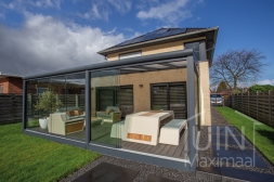 Pergola moderne avec porte et baie coulissante dans grand jardin