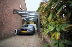 Carport moderne attenant à la maison avec clavette