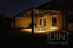 Pièce de jardin moderne avec éclairage LED